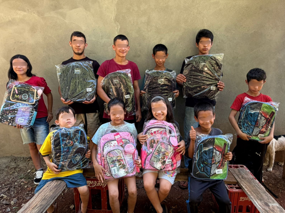 Kinder freuen sich über Schulranzen