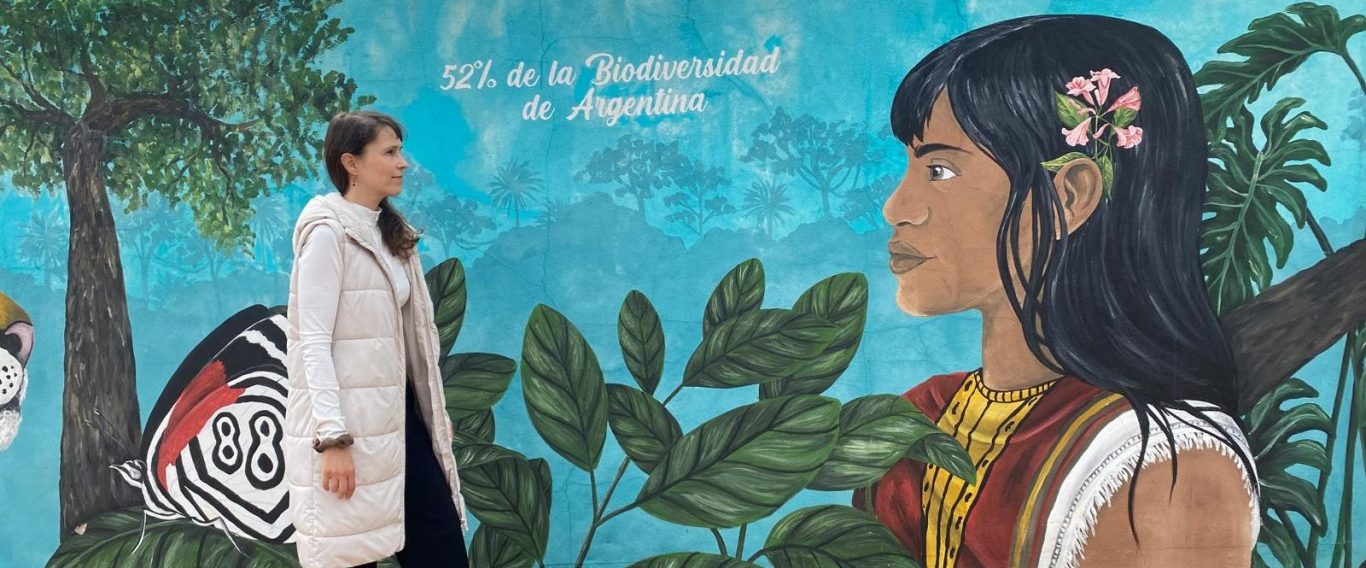 Alexandra steht vor einer künstlerischen Wand