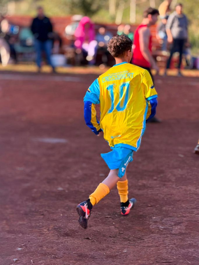 Kind beim Fußballspielen