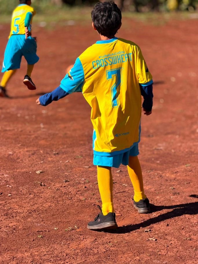 Kind beim Fußballspielen