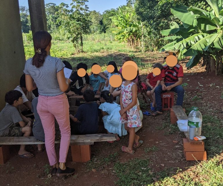 Cristians Frau mit einer Gruppe von Kindern
