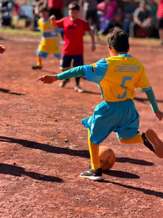 Kind beim Fußballspielen
